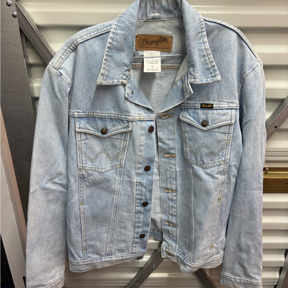 Wrangler Blue Lightweight Denim Jacket. Men’s size M. Unisex.